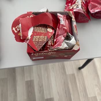 Kapalı Kutuda Yarım Yiyen Gofret: Hijyen Sorunu Ve Değişim Talebi