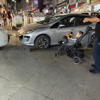 316. Sokakta Araç Parkı Acil Durum Ve Yayalar İçin Tehlike Oluşturuyor