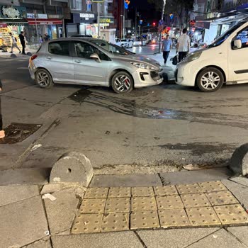 316. Sokakta Araç Parkı Acil Durum Ve Yayalar İçin Tehlike Oluşturuyor