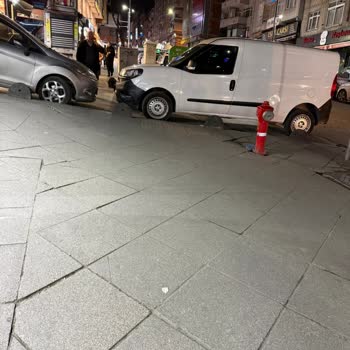 316. Sokakta Araç Parkı Acil Durum Ve Yayalar İçin Tehlike Oluşturuyor