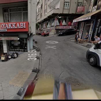 316. Sokakta Araç Parkı Acil Durum Ve Yayalar İçin Tehlike Oluşturuyor