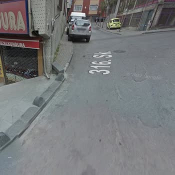 316. Sokakta Araç Parkı Acil Durum Ve Yayalar İçin Tehlike Oluşturuyor