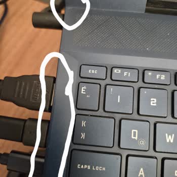 HP E1006NT Dizüstü Bilgisayarında Kasa Soyulması Ve Ekran Menteşe Sorunu