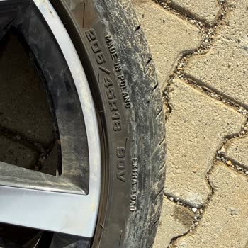 Yeni Skoda Scala’da Çift Ön Lastik Patlaması Ve Güvenlik Endişesi