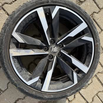 Yeni Skoda Scala’da Çift Ön Lastik Patlaması Ve Güvenlik Endişesi