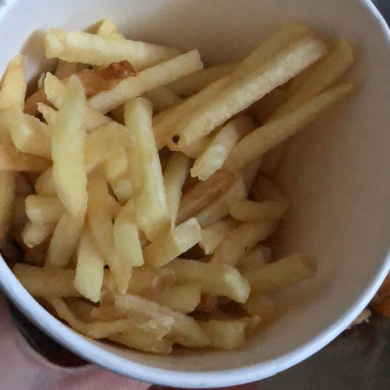 Popeyes’ta Kova Patates Yarım Boş, Sos İsteği Görmezden Gelindi