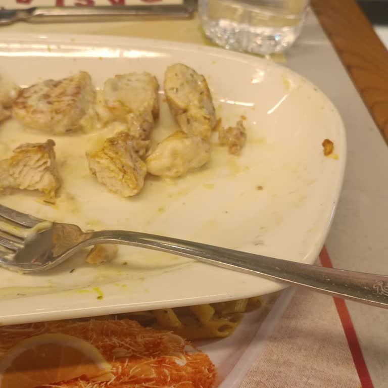 Ayrı Masada Bekletilen, Soğuk Ve Kirli Yemek İçin 620 TL İadesi Talebi