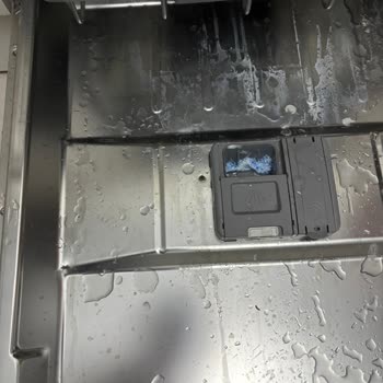 Deterjan Kalıntısı Bırakan Bulaşık Makinesi Ve Temizlikte Yetersiz Performans