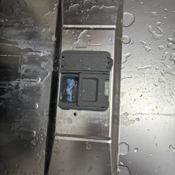 Deterjan Kalıntısı Bırakan Bulaşık Makinesi Ve Temizlikte Yetersiz Performans