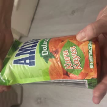 Buzdolabında Şişmiş Kayısı Paketi Gıda Güvenliği Endişesi