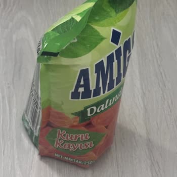 Buzdolabında Şişmiş Kayısı Paketi Gıda Güvenliği Endişesi