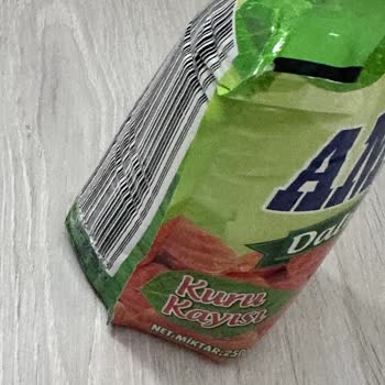 Buzdolabında Şişmiş Kayısı Paketi Gıda Güvenliği Endişesi