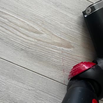 Dyson V16 Animal Süpürgenin Tekerlekleri Parkeleri Çizdi, Müşteri Desteği Yanıtsız