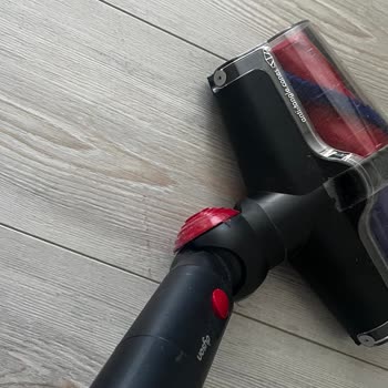 Dyson V16 Animal Süpürgenin Tekerlekleri Parkeleri Çizdi, Müşteri Desteği Yanıtsız