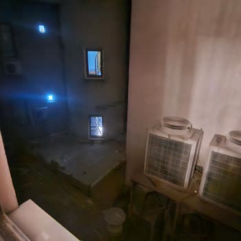 Şehir Manzarası Söz Verilen Oda Boşluk Ve Gürültülü Havalandırma İle Karşılaştı