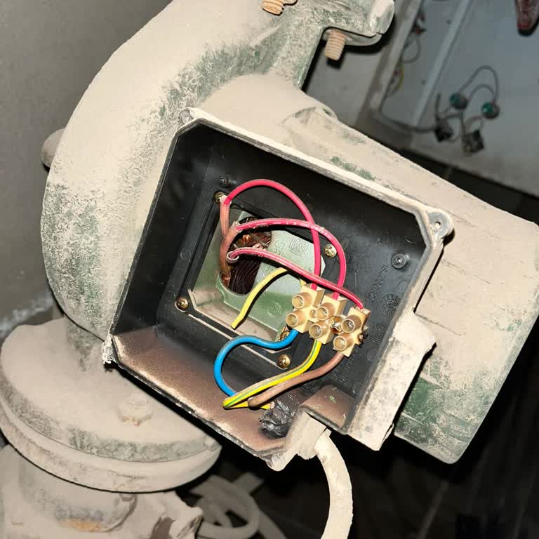 Şırnak Güçlükonak’ta Elektrik Kesintisi Ve Yüksek Voltaj Nedeniyle Pompa Yanması