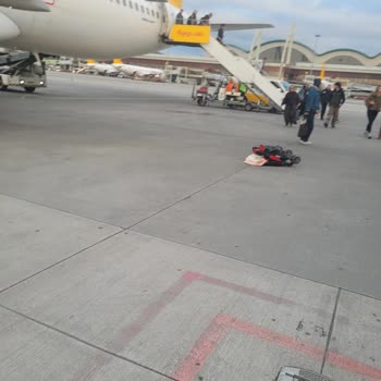 Bebek Arabası Uçak Kapısında Düşürülerek Piste Atıldı