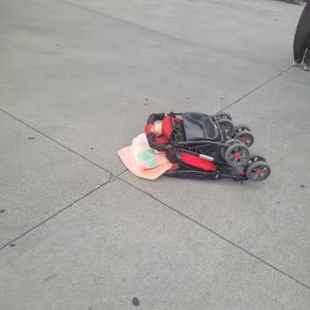 Bebek Arabası Uçak Kapısında Düşürülerek Piste Atıldı