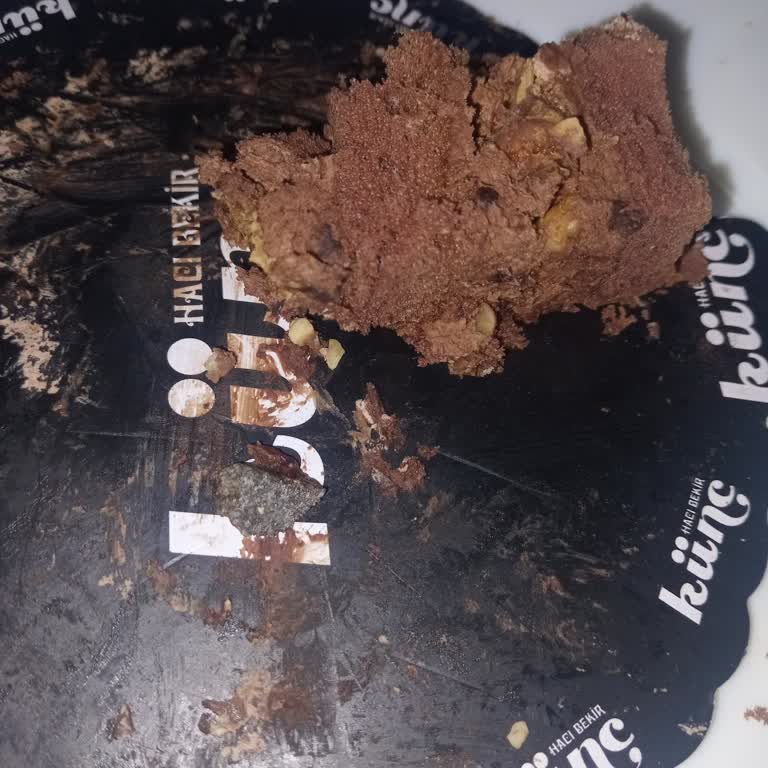 Hacı Bekir Künç Gaziantepli Pastayı Kesip Yerken Pastanın İçinden Taş Çıktı