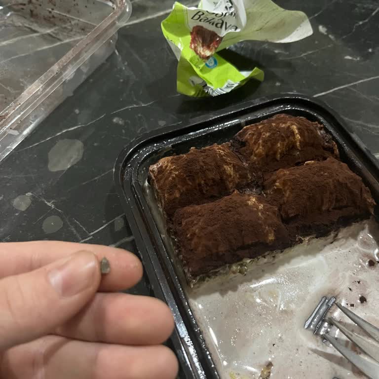 Osmanoğlu Ambalajlı Fıstıklı Soğuk Baklava İçinde Sert Taş Parçaları Diş Ağrısına Yol Açtı