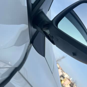 Karanlık Ortamda Satılan Araçta Ayna Kapağı Kırığı Boya Koruma Ve Tamir İhmal Edildi