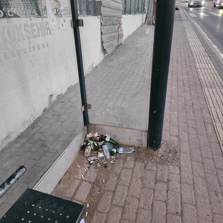 Atmaca Sokak Otobüs Durağında Çöp Birikimi Ve Kötü Koku
