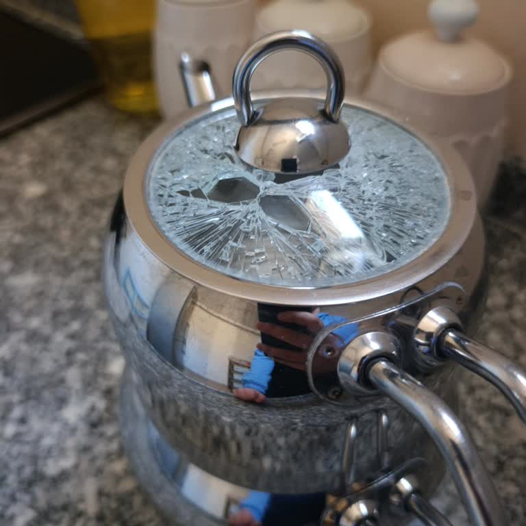 Cam Kapağın Patlaması Ve Garantisiz Acar Çaydanlıkta Ücretsiz Değişim Talebi