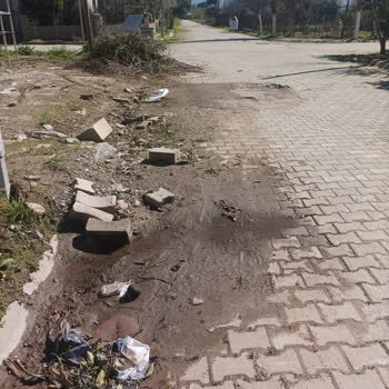 Efeler Mahallesi Çökük Yol Ve Kaldırımlarıyla Yaya Güvenliğini Riske Atıyor