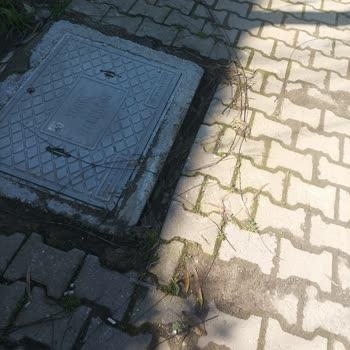 Efeler Mahallesi Çökük Yol Ve Kaldırımlarıyla Yaya Güvenliğini Riske Atıyor