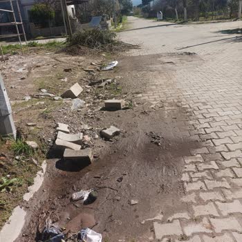 Efeler Mahallesi Çökük Yol Ve Kaldırımlarıyla Yaya Güvenliğini Riske Atıyor