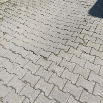 Efeler Mahallesi Çökük Yol Ve Kaldırımlarıyla Yaya Güvenliğini Riske Atıyor