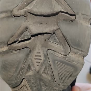 Skechers Ayakkabısının Tabanındaki Çatlaklar Ve Ücret İadesi Talebi