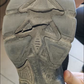 Skechers Ayakkabısının Tabanındaki Çatlaklar Ve Ücret İadesi Talebi