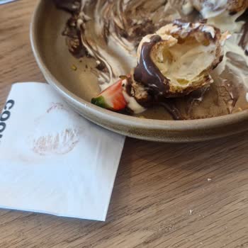 Cookshop’ta Bayat Profiterol Ve Bozuk Çilekli Manolya İçin İade Talebi