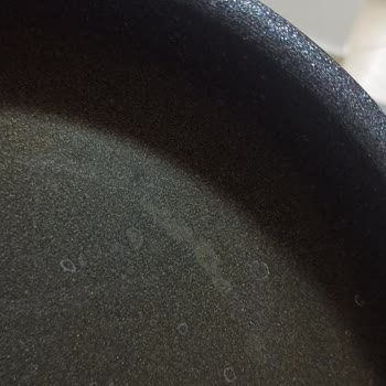 Fissler Premium Tava Üzerinde Çizilmez Garantisine Rağmen Soyulma Lekeleri Belirdi