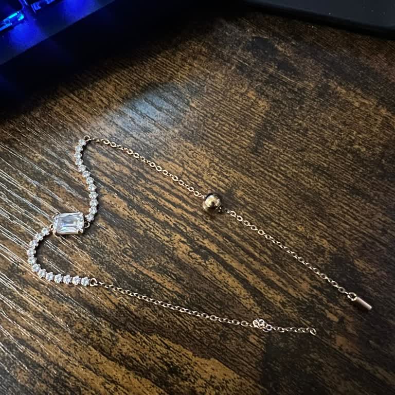 Swarovski Bileklik Koptu, Mağaza Çözüm Sunmadı