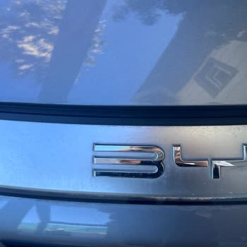 BYD Han Modelinde Logo Şeridindeki Temizlenmeyen Lekeler Kalite Endişesi