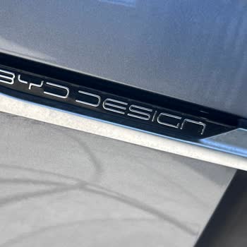 BYD Han Modelinde Logo Şeridindeki Temizlenmeyen Lekeler Kalite Endişesi