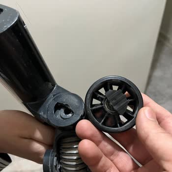 Garanti Kapsamındaki Dikey Süpürge Tekerlekleri Kırıldı, Ücretsiz Tamir İstiyorum