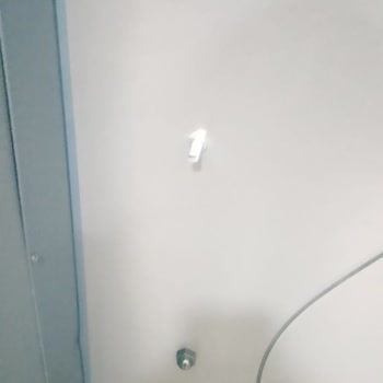 Lavabo Kapısındaki Çıkıntı Montumun Yırtılmasına Neden Oldu, Tazminat Talep Ediyorum
