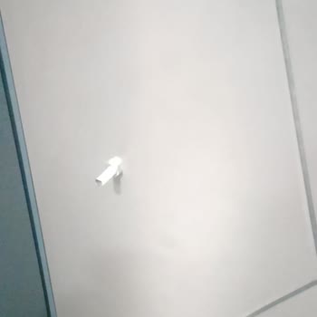 Lavabo Kapısındaki Çıkıntı Montumun Yırtılmasına Neden Oldu, Tazminat Talep Ediyorum