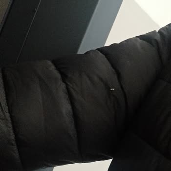 Lavabo Kapısındaki Çıkıntı Montumun Yırtılmasına Neden Oldu, Tazminat Talep Ediyorum
