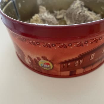 Helvadan Sert Beyaz Cisimler Çıktı Son Tüketim Tarihi Yok