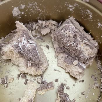 Helvadan Sert Beyaz Cisimler Çıktı Son Tüketim Tarihi Yok