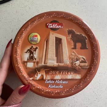 Helvadan Sert Beyaz Cisimler Çıktı Son Tüketim Tarihi Yok