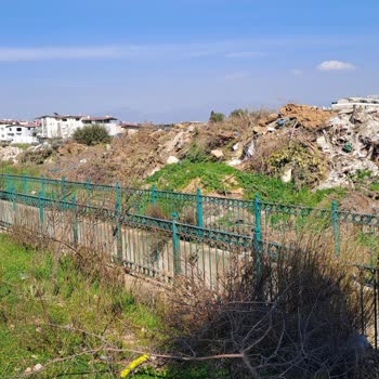 Menderes Ata Mahallesinde Çöp Ve Moloz Dökülmesi Çevre Ve Sağlık Riski