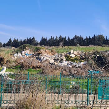 Menderes Ata Mahallesinde Çöp Ve Moloz Dökülmesi Çevre Ve Sağlık Riski