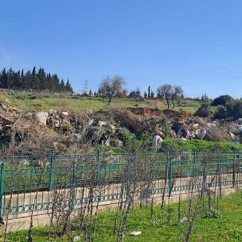 Menderes Ata Mahallesinde Çöp Ve Moloz Dökülmesi Çevre Ve Sağlık Riski