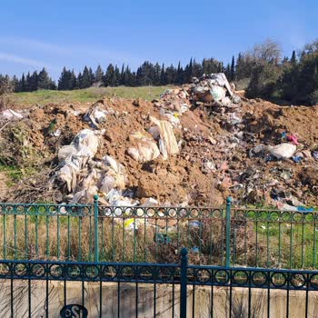 Menderes Ata Mahallesinde Çöp Ve Moloz Dökülmesi Çevre Ve Sağlık Riski