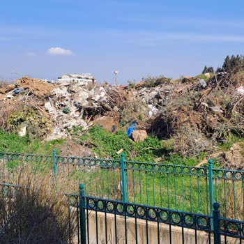 Menderes Ata Mahallesinde Çöp Ve Moloz Dökülmesi Çevre Ve Sağlık Riski